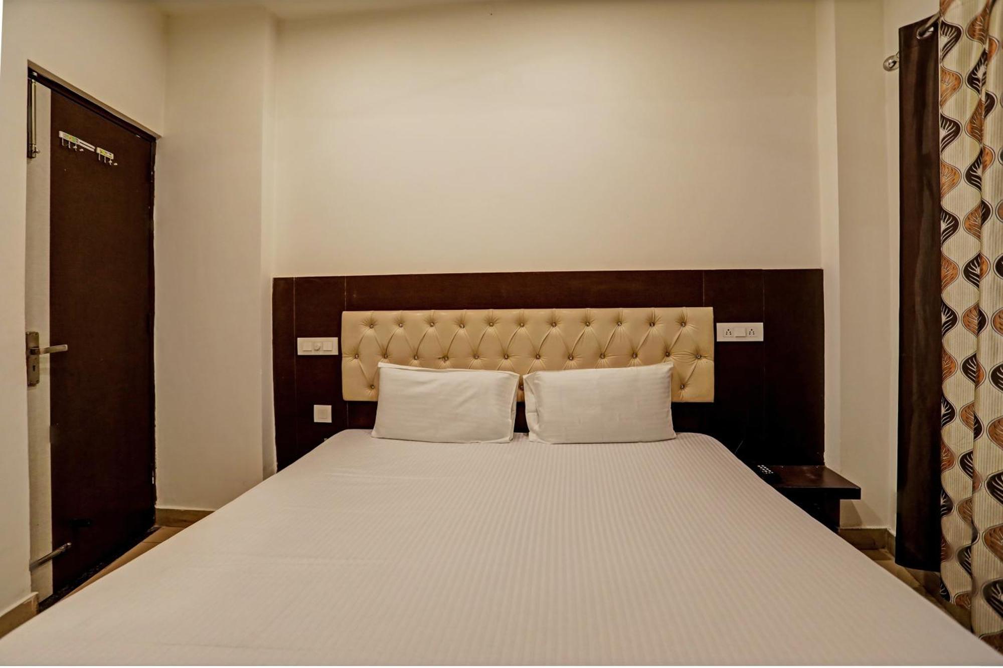 Chandīgarh Oyo Hotel The Red Hut מראה חיצוני תמונה