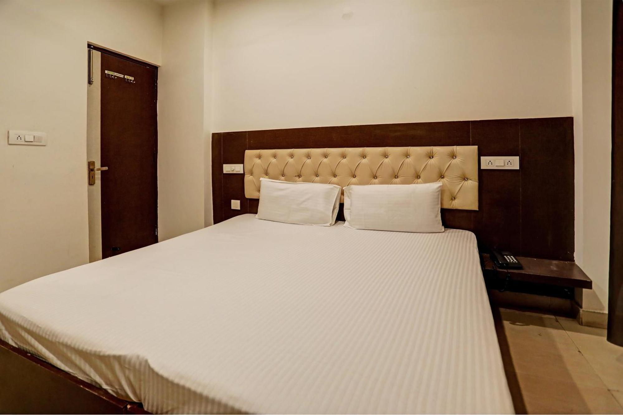 Chandīgarh Oyo Hotel The Red Hut מראה חיצוני תמונה